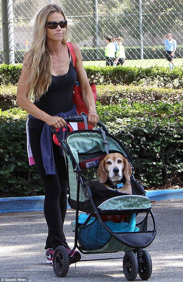 Denise Richards posing with her dog Scooter